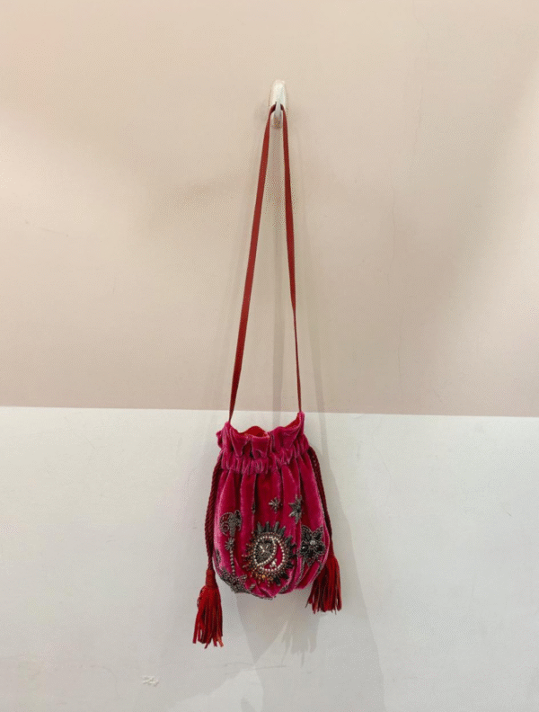 Bolsa veludo fucsia bordada Eliza Conde