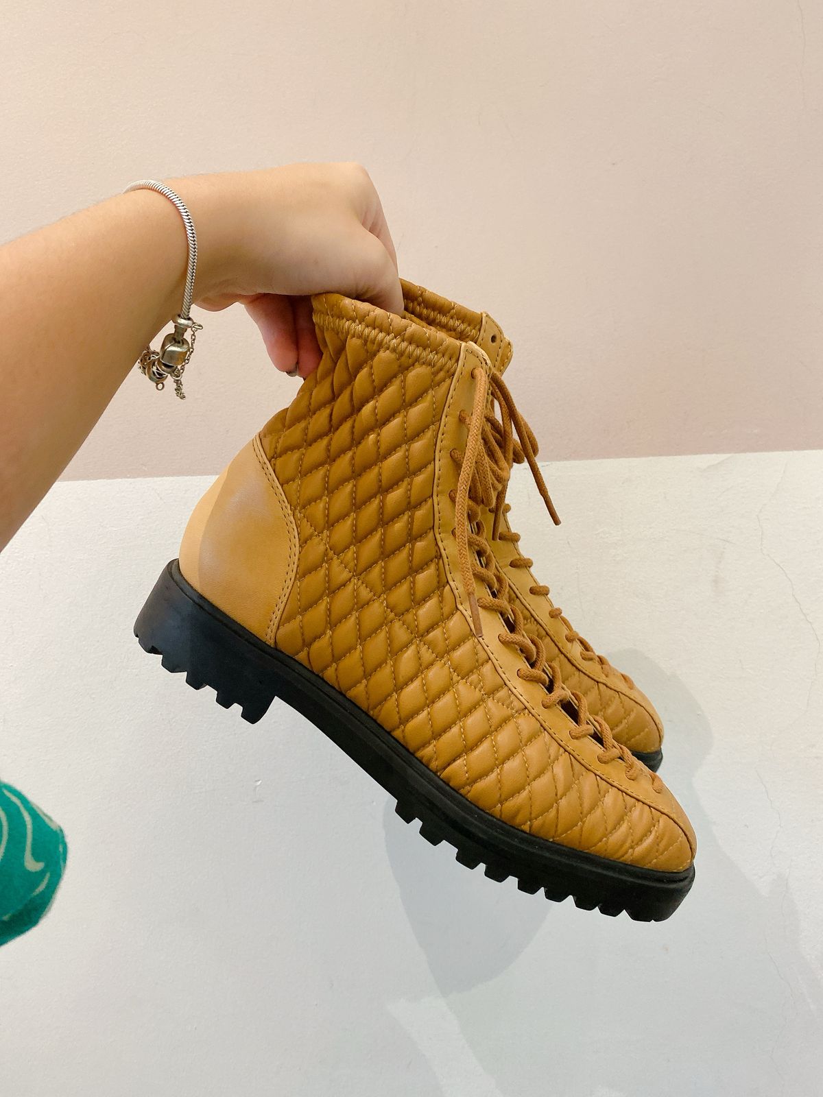 Bota caramelo matelassê Schutz 35 - Imagem 4