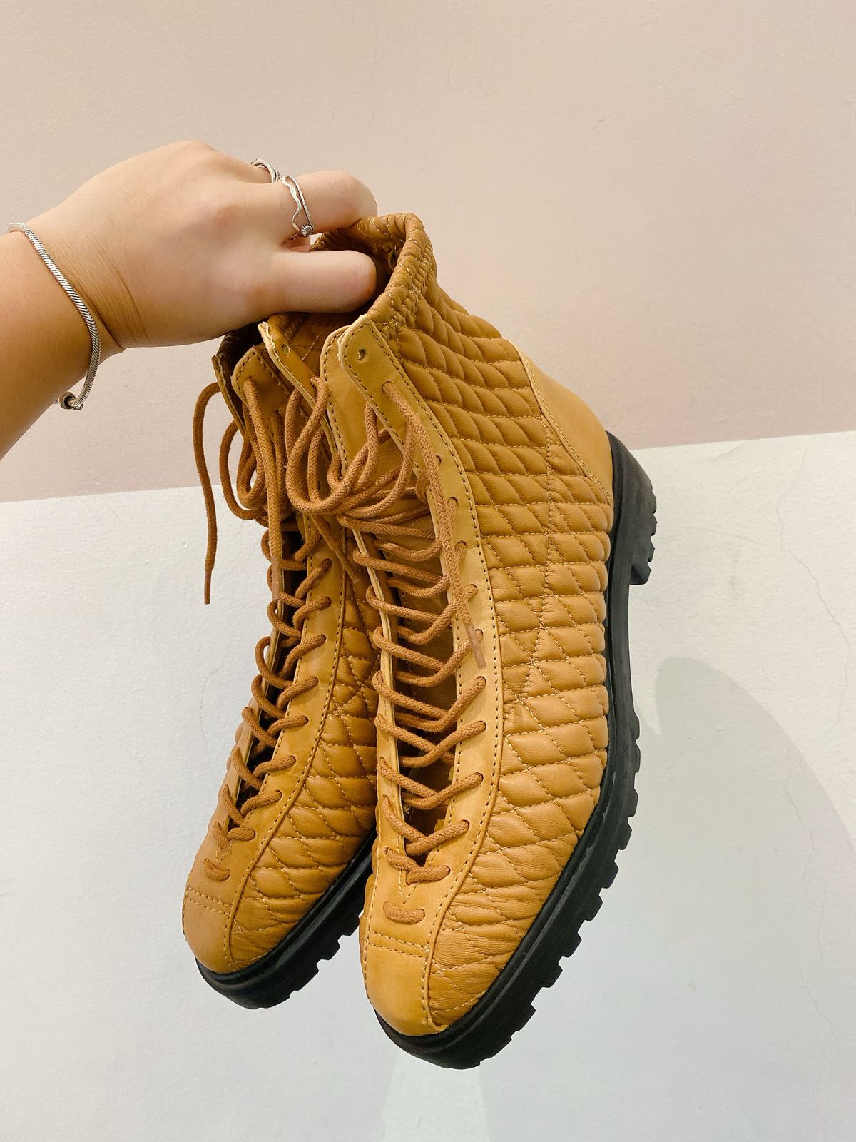 Bota caramelo matelassê Schutz 35 - Imagem 6