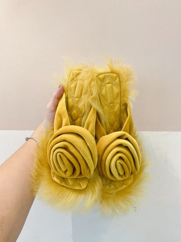 Sandália mostarda flor Burberry 37