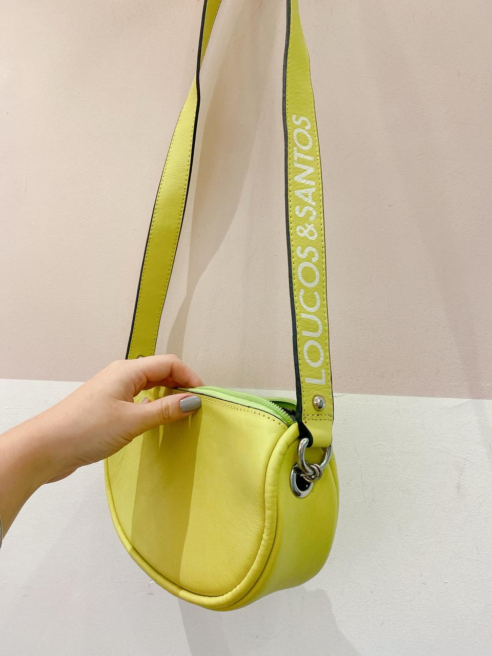 Bolsinha couro tiracolo lima Loucos e Santos - Imagem 5