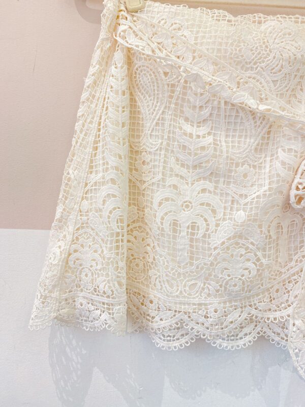 Short saia renda off white Farm G - Imagem 4