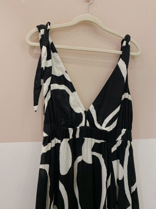 Vestido midi estampado p&b Farm P - Imagem 3
