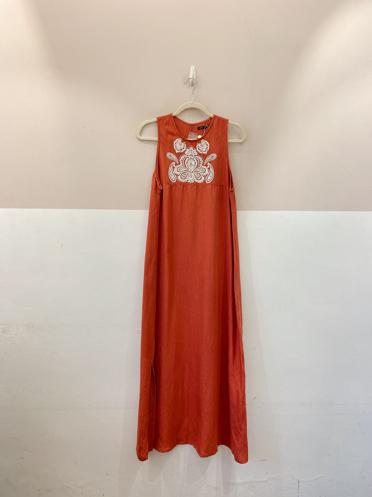 Vestido midi rosa antigo bordado Maria Filó M - Imagem 2