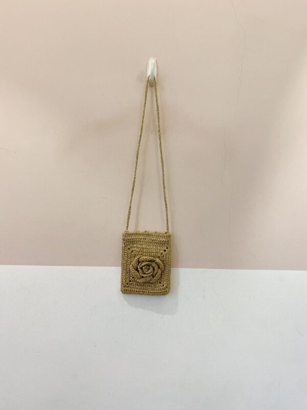Bolsinha douradinha flor