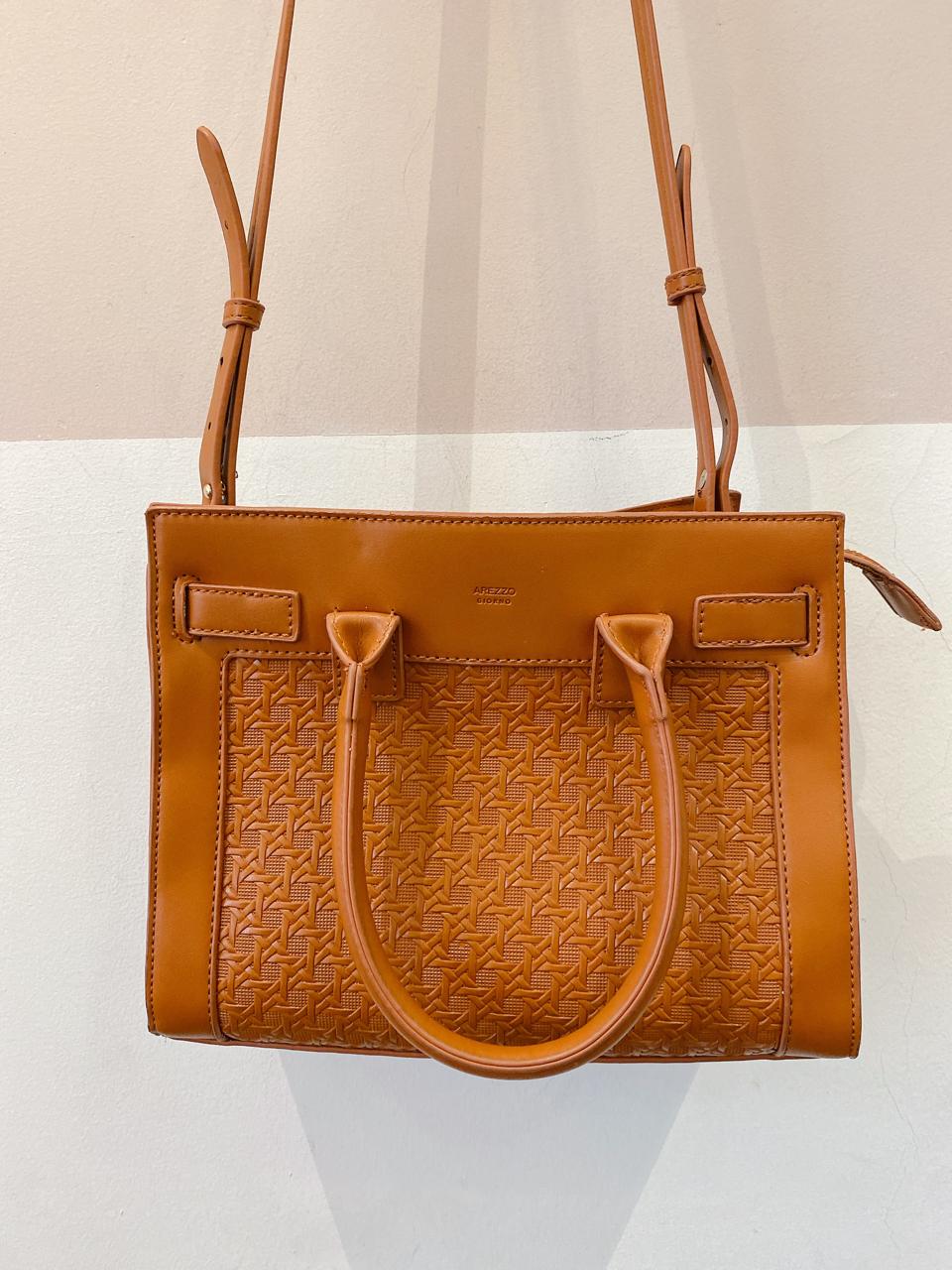 Bolsa caramelo tressê Arezzo - Imagem 3