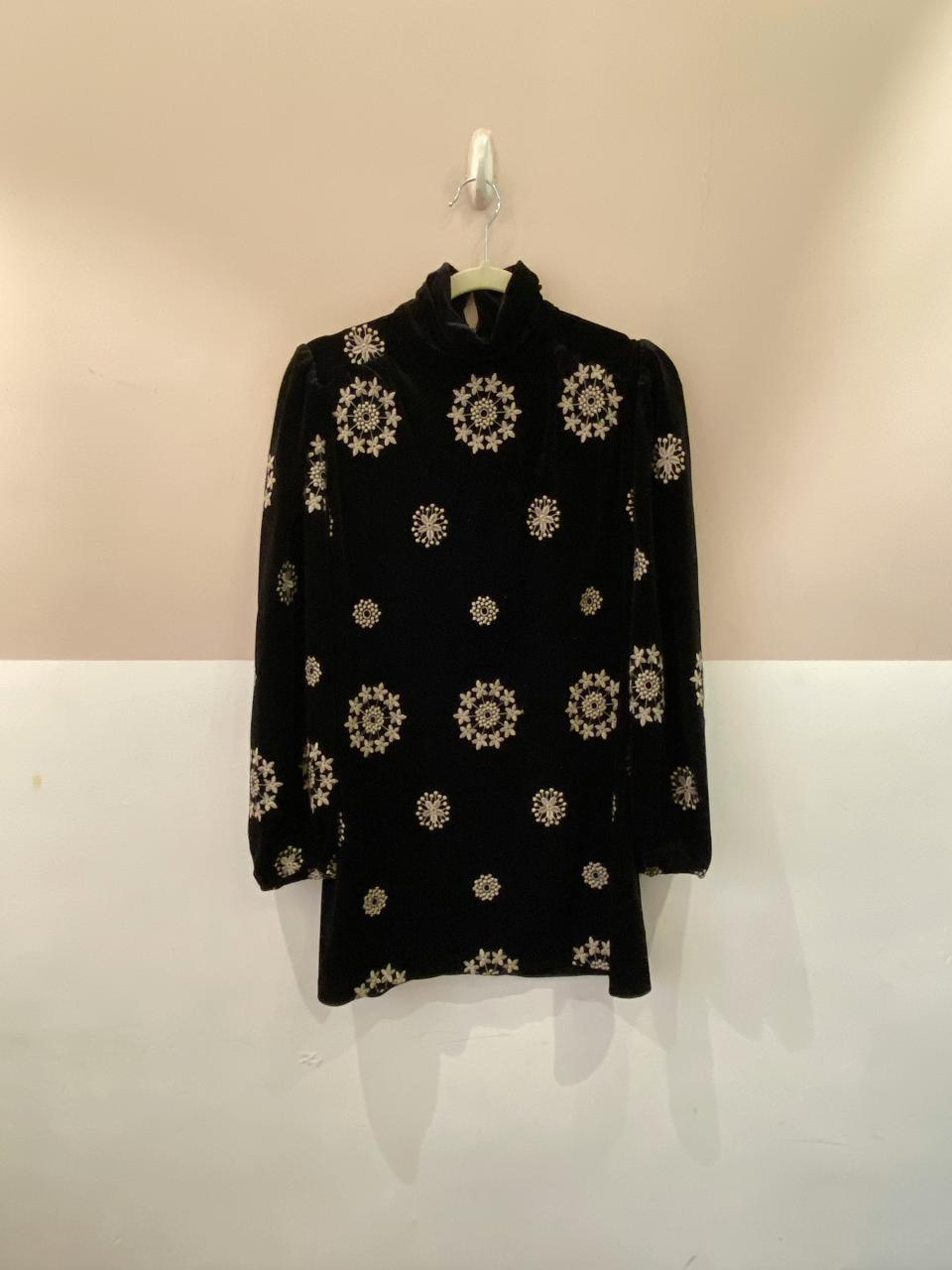 Vestido curto veludo bordado Zara P - Imagem 2