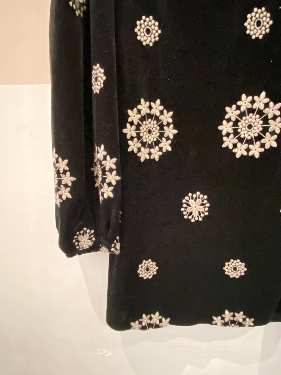 Vestido curto veludo bordado Zara P - Imagem 6