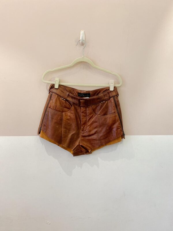 Short couro marrom cinto Carol Rossato 36