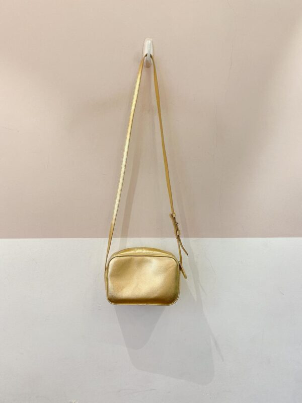 Bolsa couro dourada Schutz