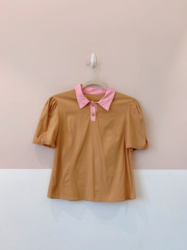 Blusa caramelo gola rosa P