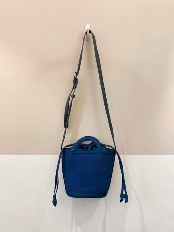 Bolsinha tiracolo tecido azul Richards
