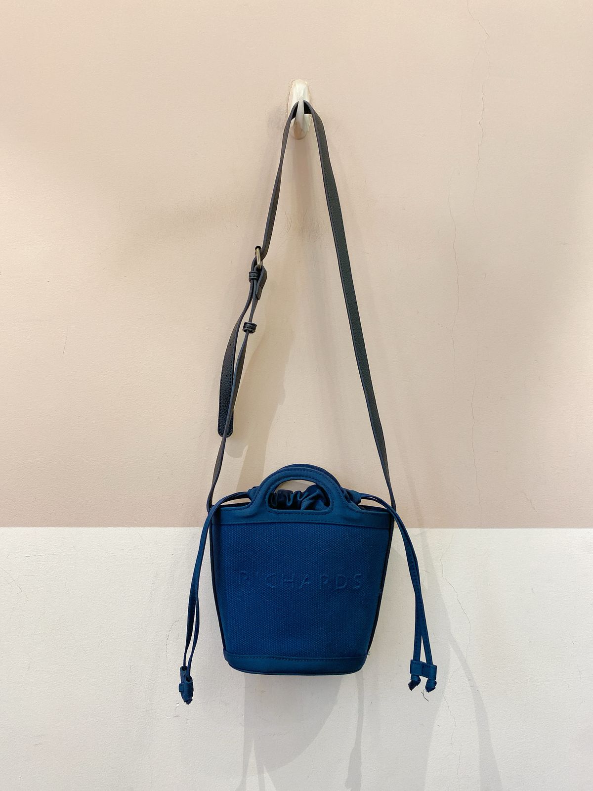 Bolsinha tiracolo tecido azul Richards - Imagem 2