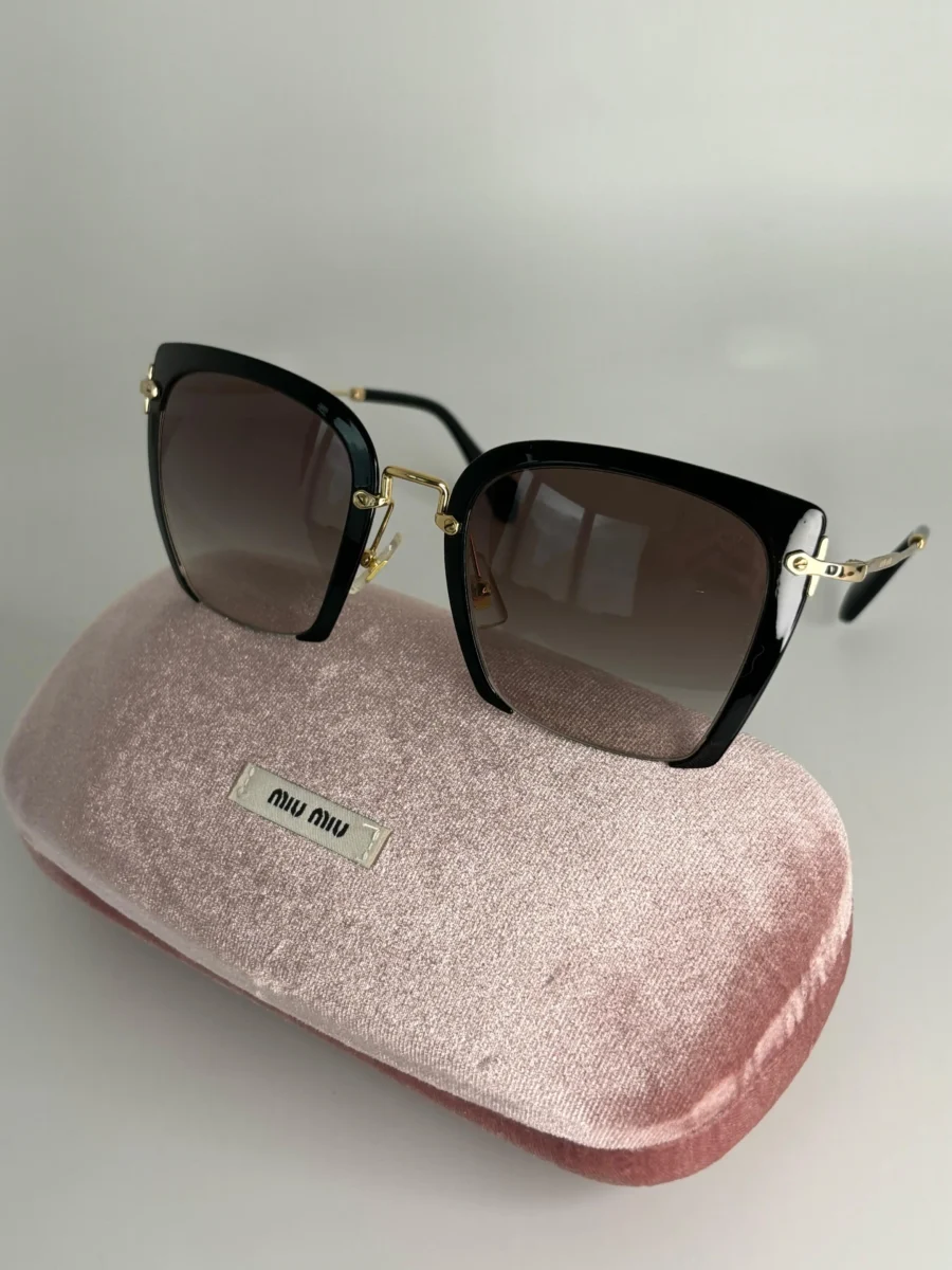 Óculos Miu Miu Retangular Preto com lateral Dourada